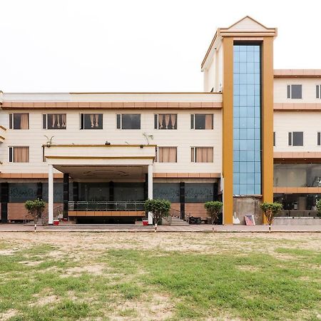 Oyo 39959 Hotel Bandhan Bahraich ภายนอก รูปภาพ