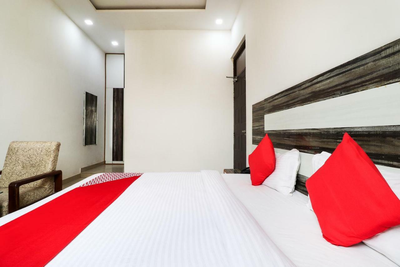 Oyo 39959 Hotel Bandhan Bahraich ภายนอก รูปภาพ